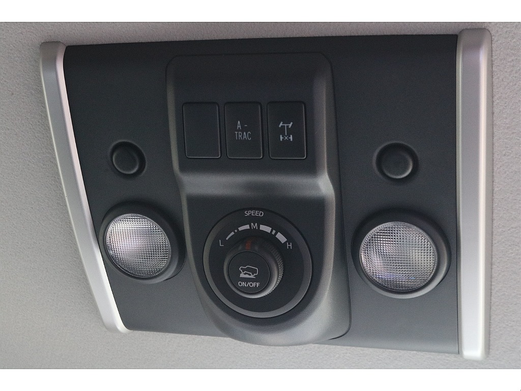オフロードパッケージなのでリアデフロックやクロールコントロールが標準装備です！