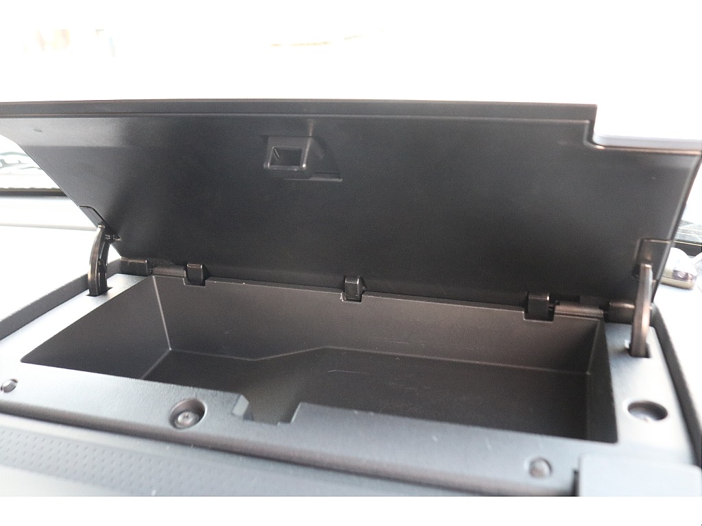運転席ダッシュボードは小物収納が可能です！