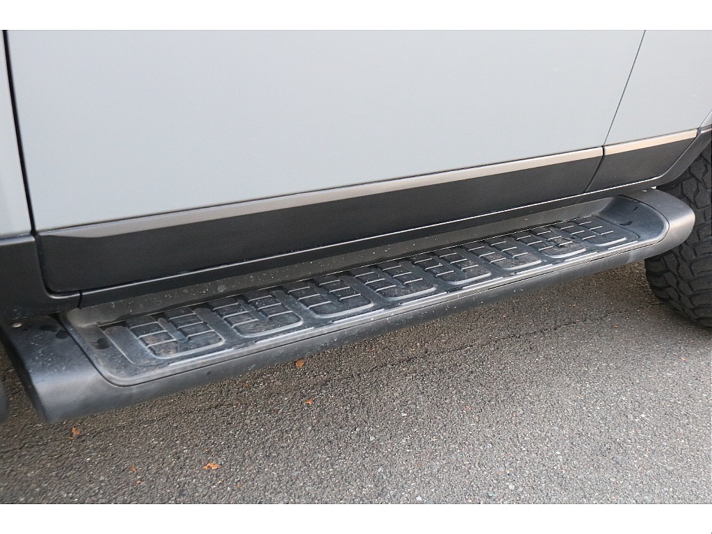 サイドステップも装備しているので乗り降りも安心ですね♪