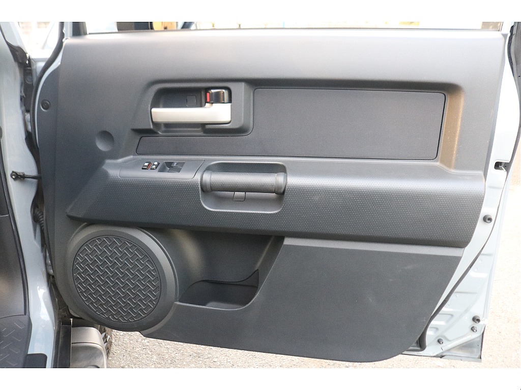 1番乗り降りの多い運転席側も状態良好です！