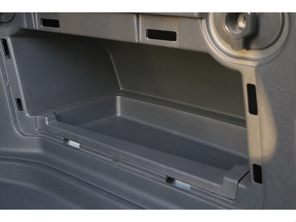 ラゲッジ内側にも収納スペースが御座います！