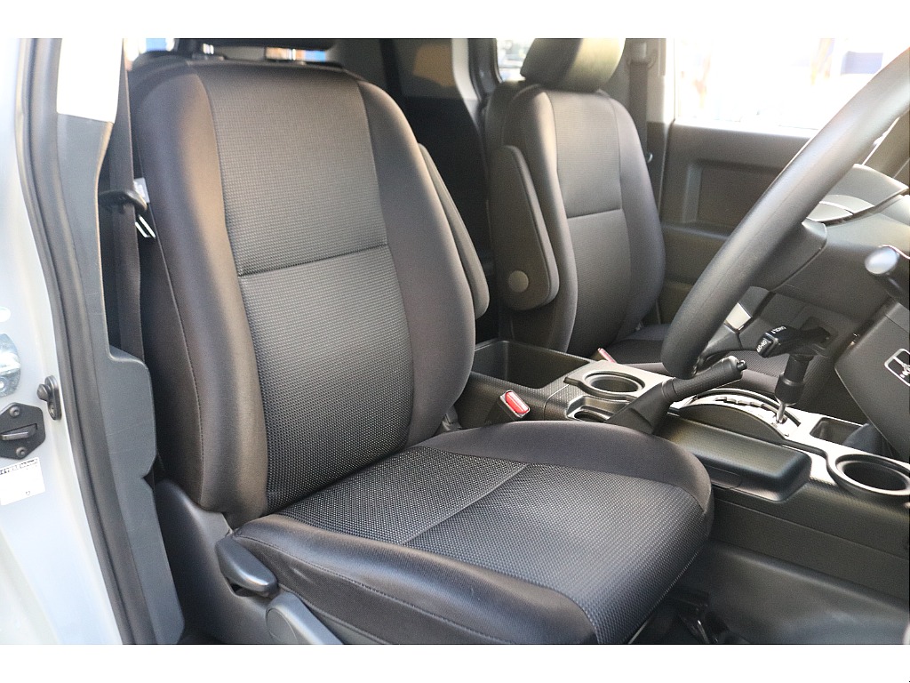 運転席は広い作りとなっており、快適なドライブをお過ごしいただけます！