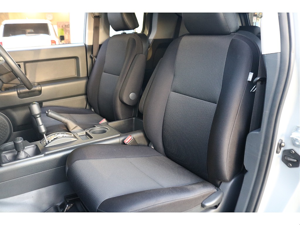 運転席・助手席共にアームレストが付いていますのでゆったりとくつろぐことが可能です！