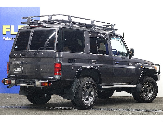 純正グレーの良さを生かしつつ各部ブラック塗装カスタムが施されておりとても引き締まっている印象ですね！