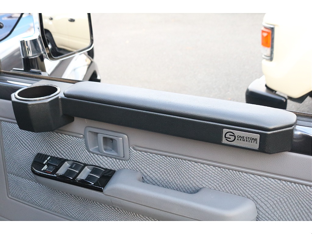 OneStoneアームレスト！ドリンクホルダー付きです！