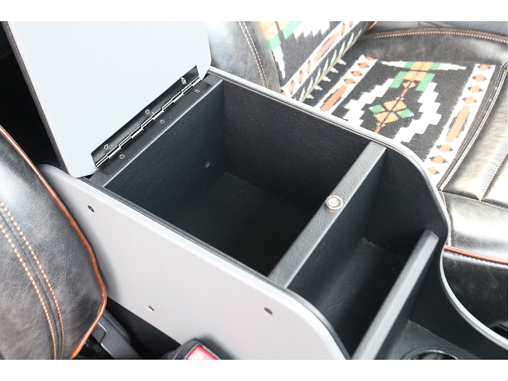 大容量の収納に数少ないドリンクホルダーが嬉しいです！