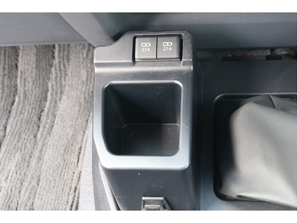 嬉しい充電ポートとドリンクホルダー付き！
