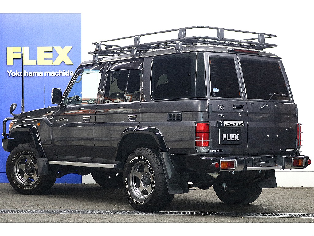 足元はブラッドレイホイールに上を見ればARBルーフラック！理想のクロカンカスタム車両です！