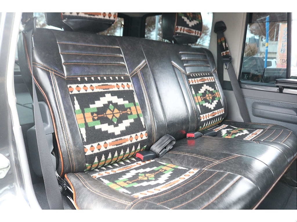 シンプルなイメージのあるランクル70ですがオシャレな内装に仕上がっていますね♪