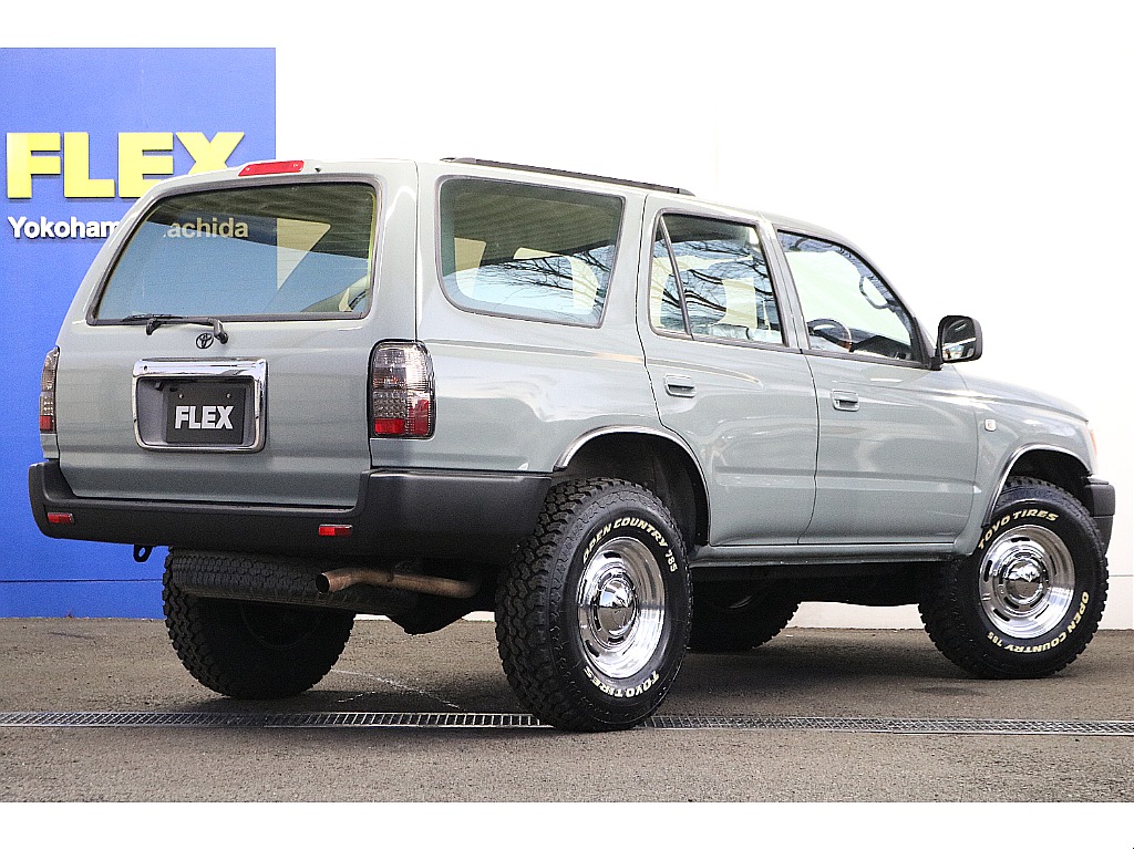 リアビュー！ 他のランクル系に比べボディが平たく作られているため、四駆車のフォルムでありながらスマートなかっこよさを成立させています！