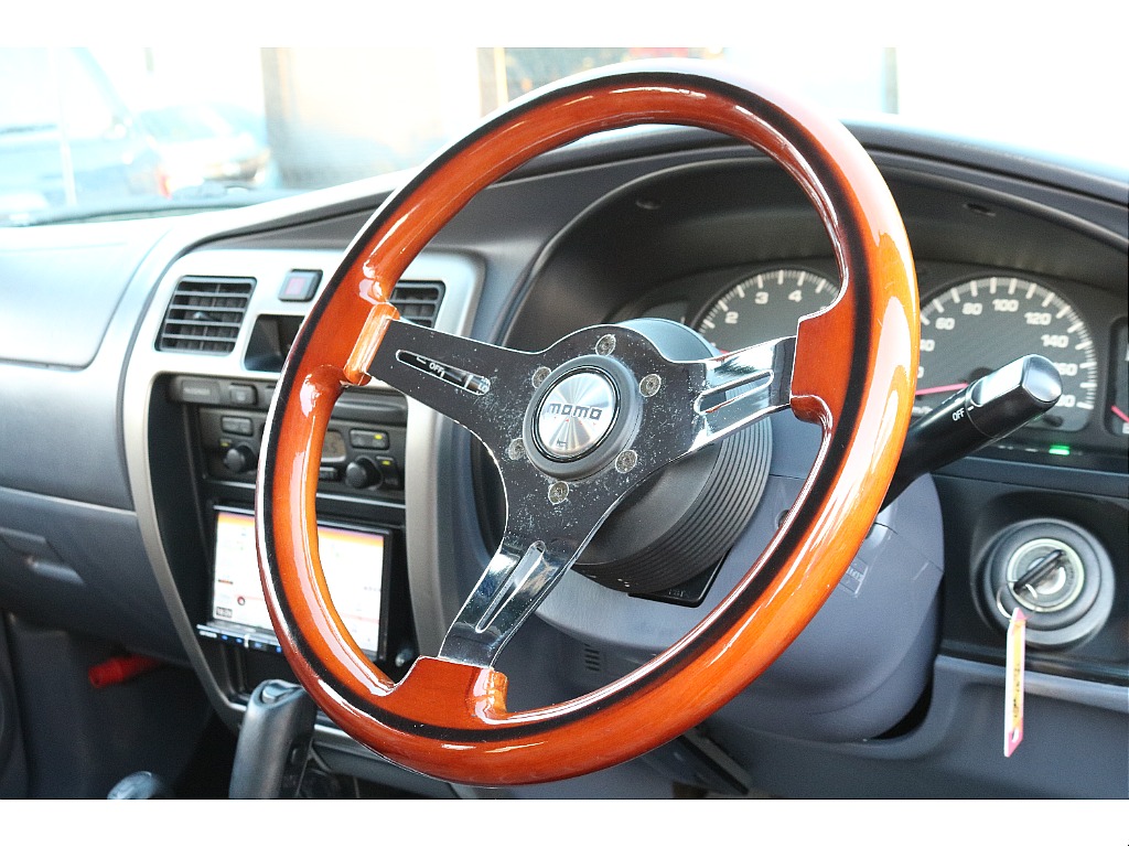 小ぶりでレトロなMOMOステアリング装着済み！