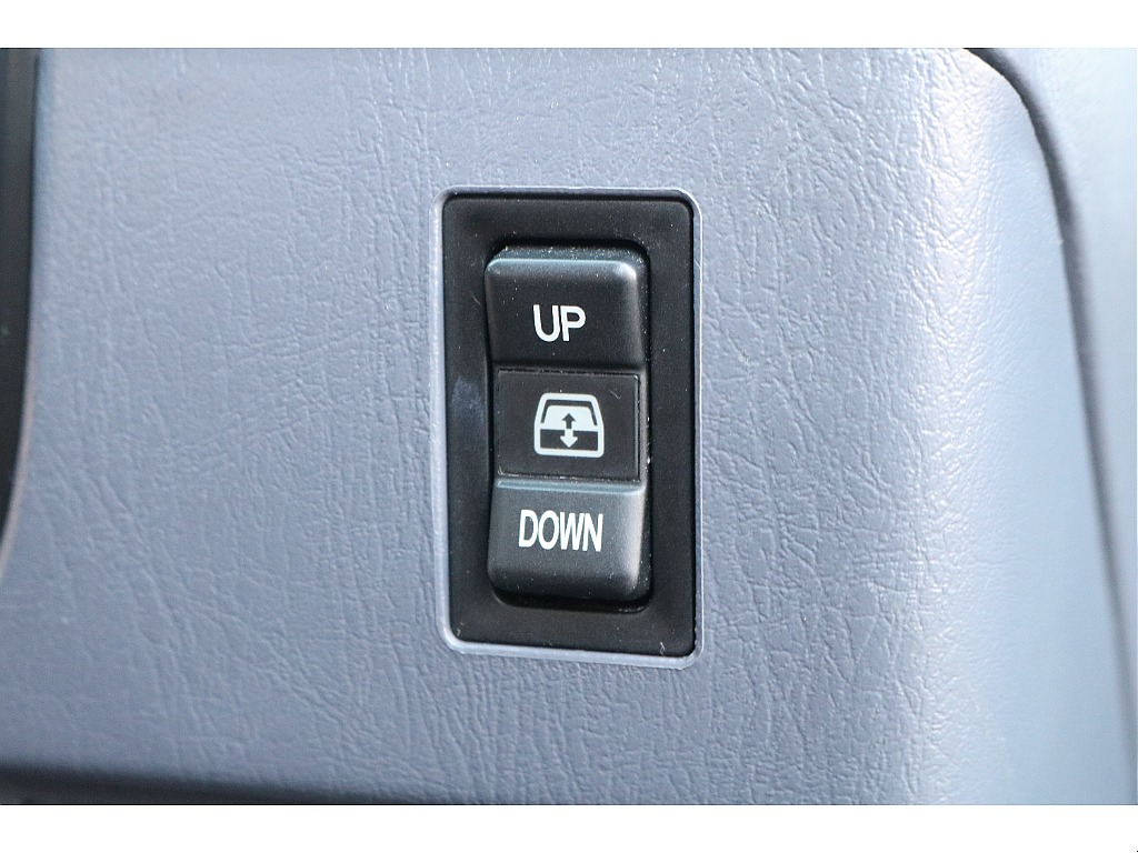 ハイラックスサーフと言ったらこれ！ リアゲートの窓の開閉ができるなんてワクワクしますね♪