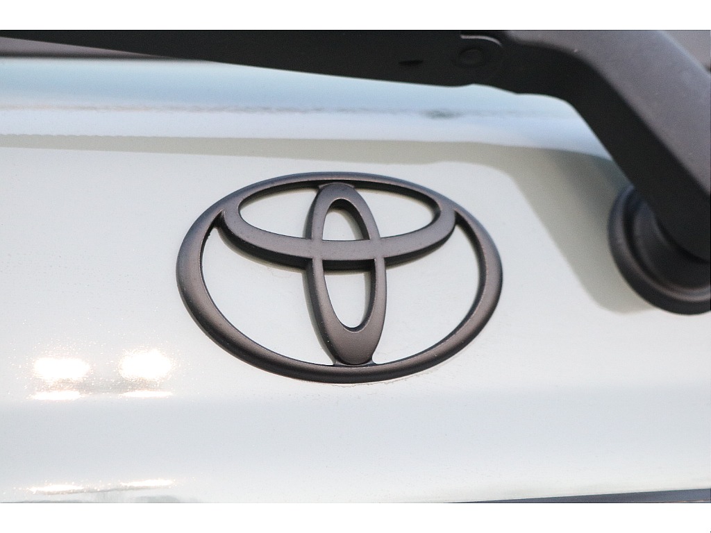 マットブラックに塗装済みのエンブレム！