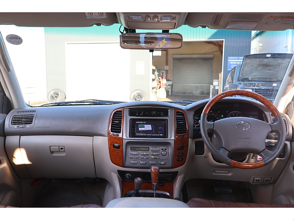 ランクル100から車内に高級感が増し上品なインパネ周りになっております。