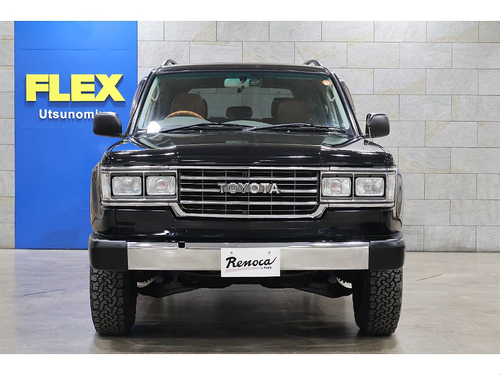 フロントフェイスは人気の角目４灯に仕上がっております！