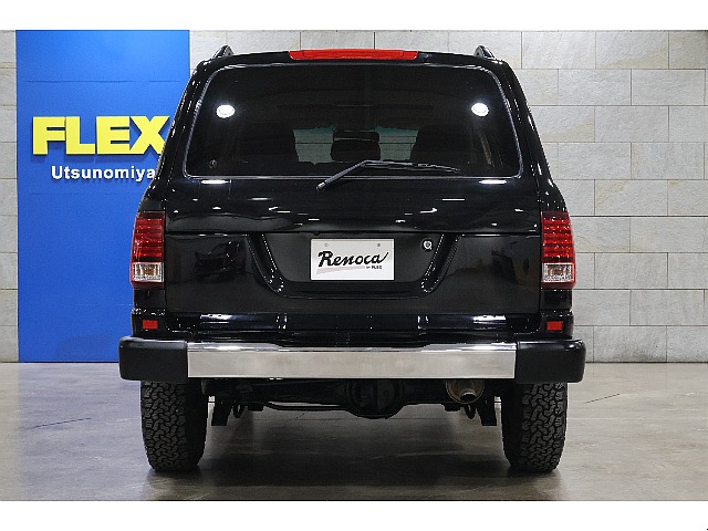 インパクトのあるランクル100のリアビュー