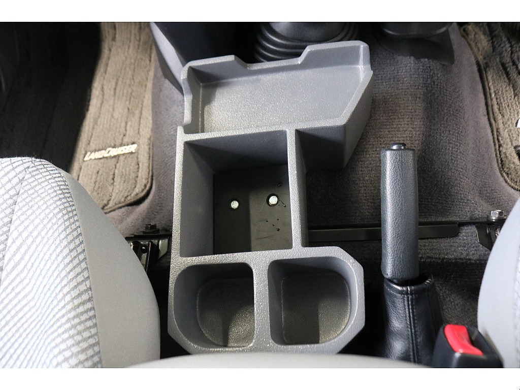 ドリンクホルダーの数が少ないランクル70に社外ドリンクホルダーが装備されています♪嬉しいポイントですね。