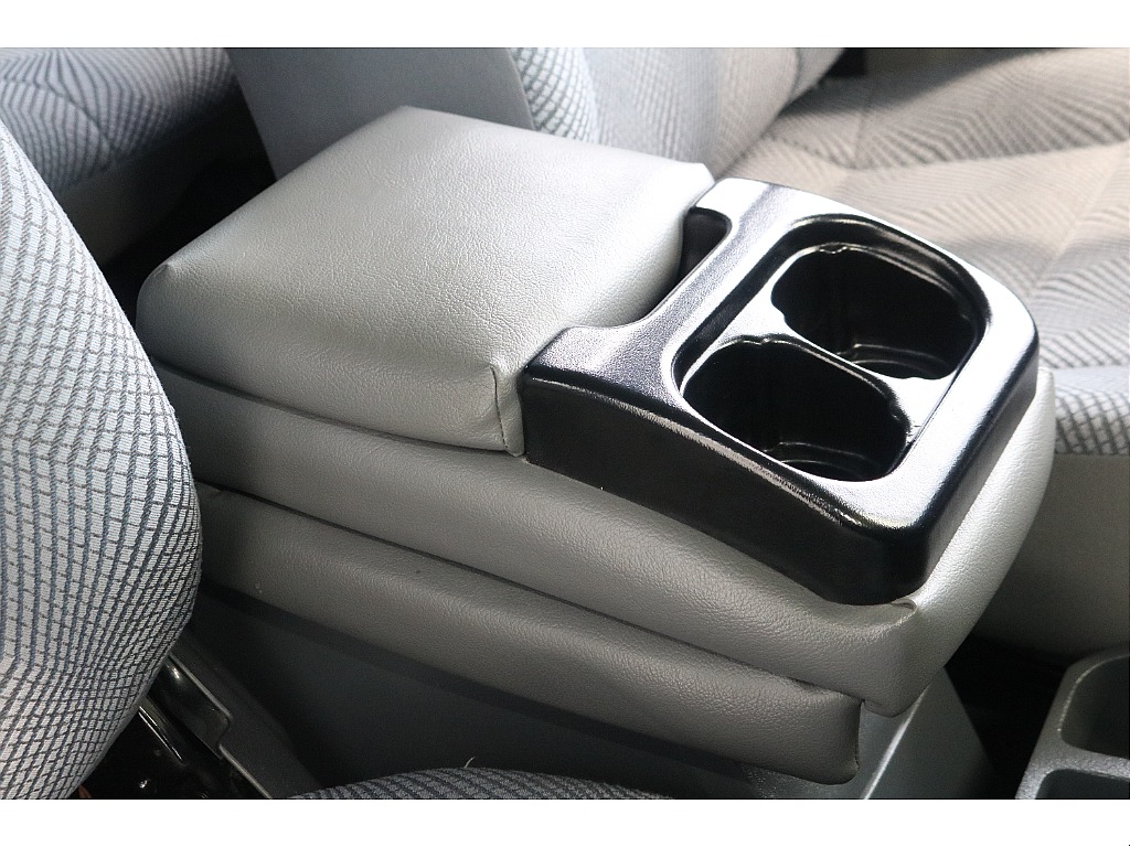 センターコンソールにもドリンクホルダーが装備されています！