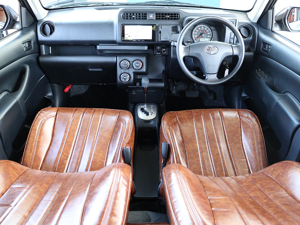 新品クラシックブラウンのシートカバーががインストールされております♪ 外装だけでなく内装も抜かりない1台に仕上がっております♪