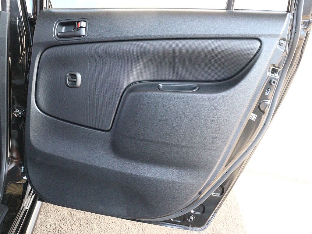 運転席側後列の内張りとなります。