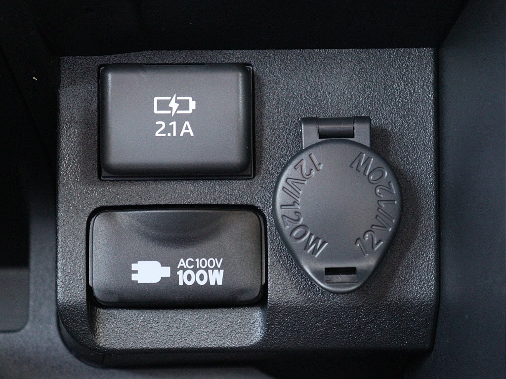 USB端子もあるので、携帯電話などの充電にも便利です♪