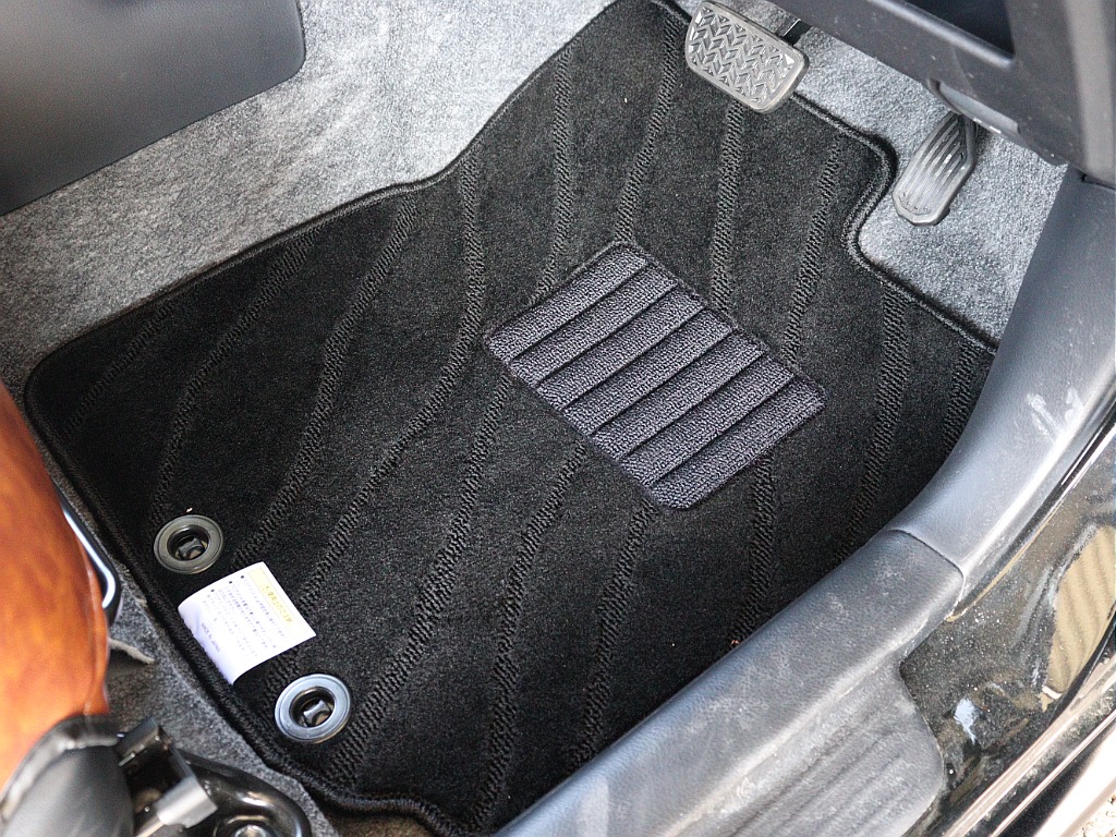 新品のフロアカーペットをインストールしております♪