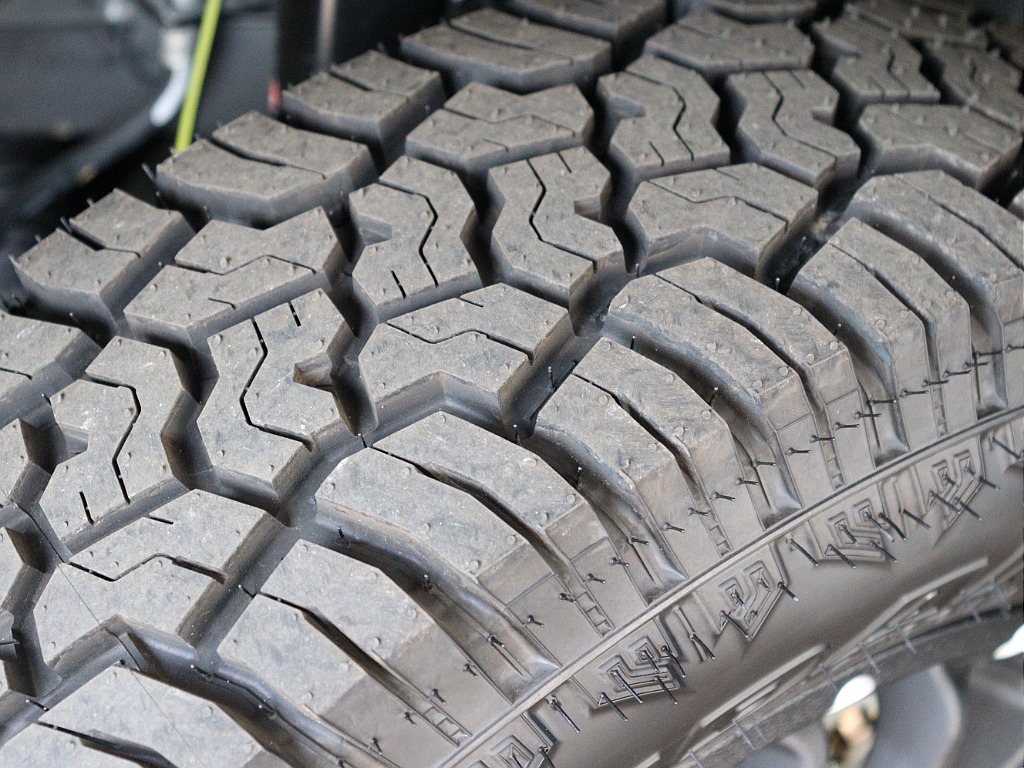新品タイヤですので溝もバリ溝です！