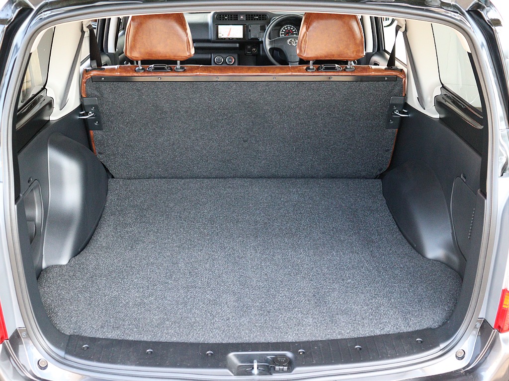 プロボックスの魅力の一つである広大なラゲッジスペース！荷物やアウトドア用品なんかも楽々積めちゃいます♪