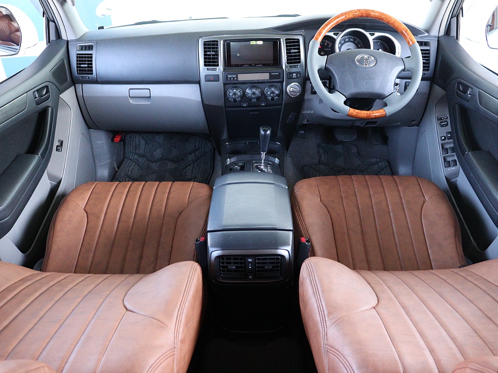 クラシックブラウンシートカバーを装着！ 落ち着いた雰囲気の車内空間になっております♪