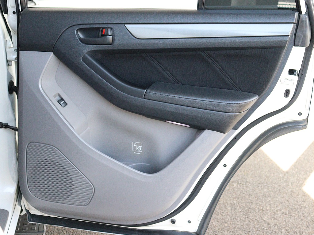 内張はキックアタックなどの形跡は見受けられません！