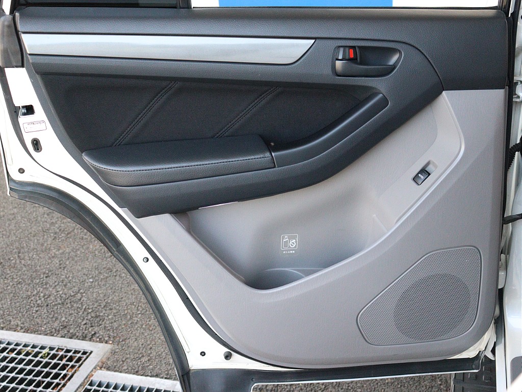 内張はキックアタックなどの形跡は見受けられません！