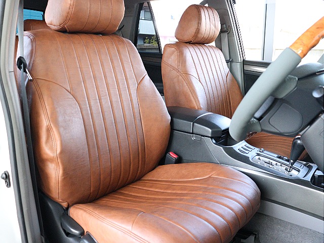 運転席は広々設計となっており、快適なドライブをお過ごしいただけます！