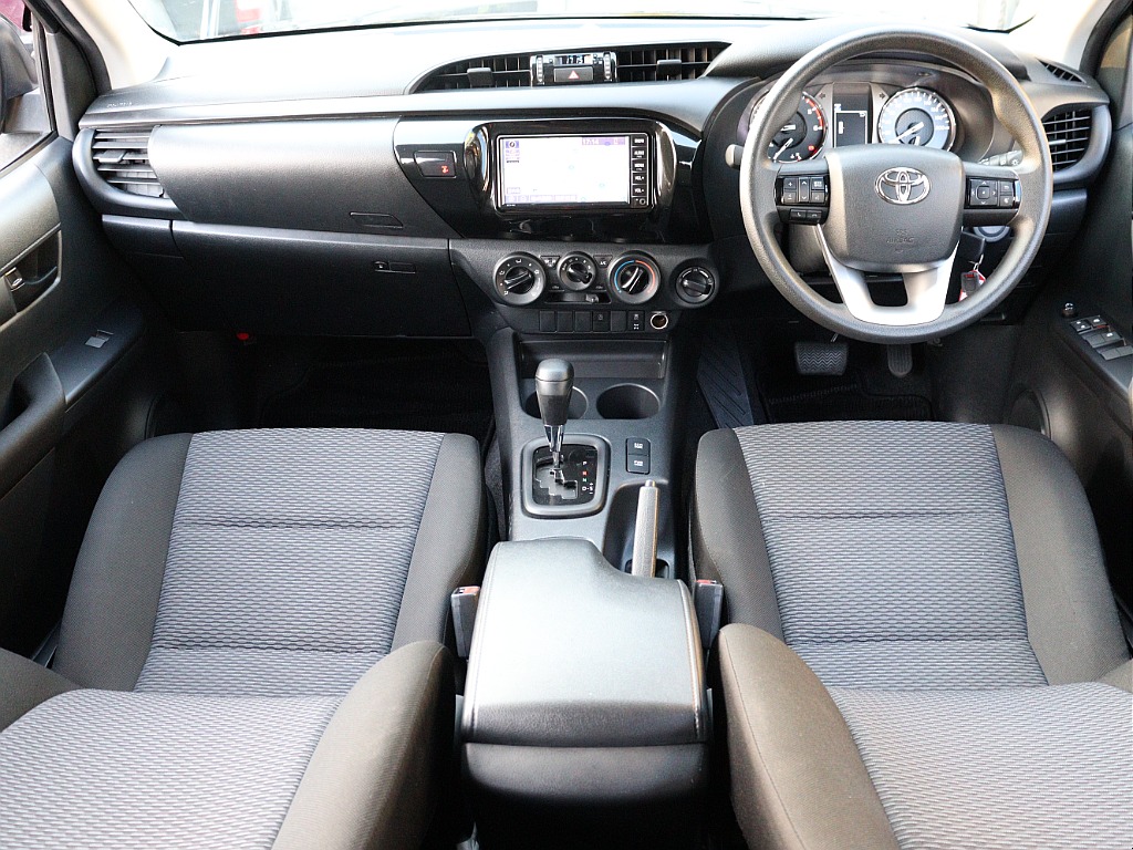 ハイラックスらしいシンプルな内装です！