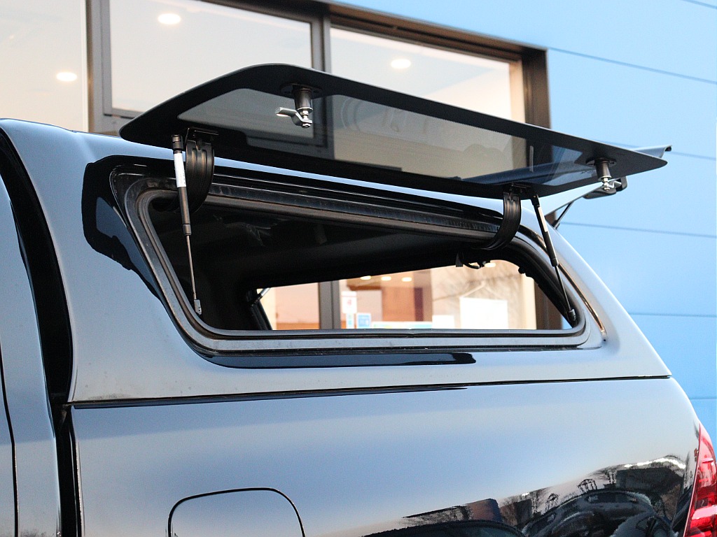 左右ガラスも開閉可能です♪