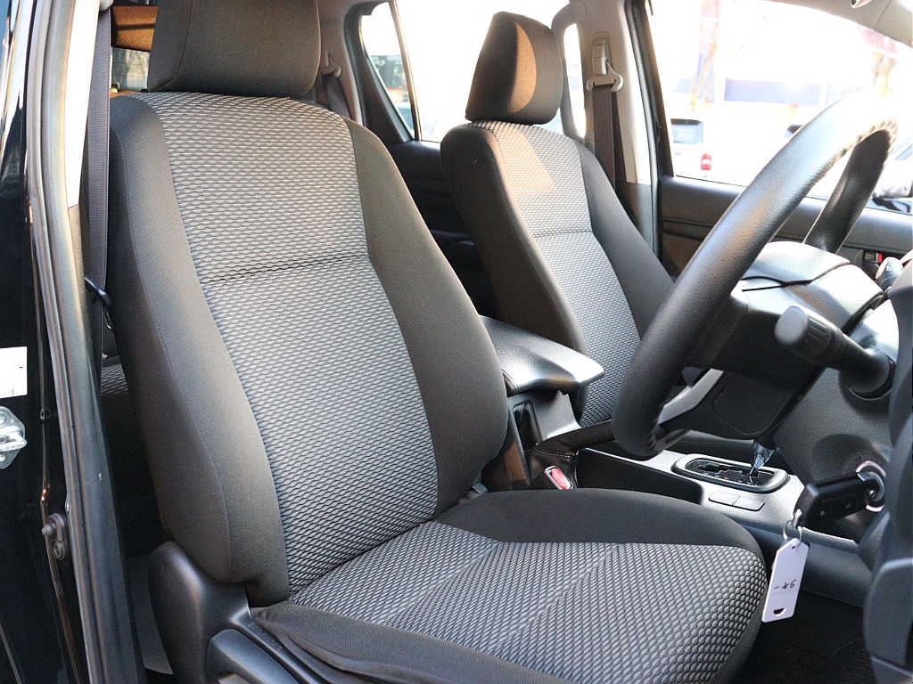 ファブリックシートは座り心地も良く乗員を快適に目的地までお運びいたします！