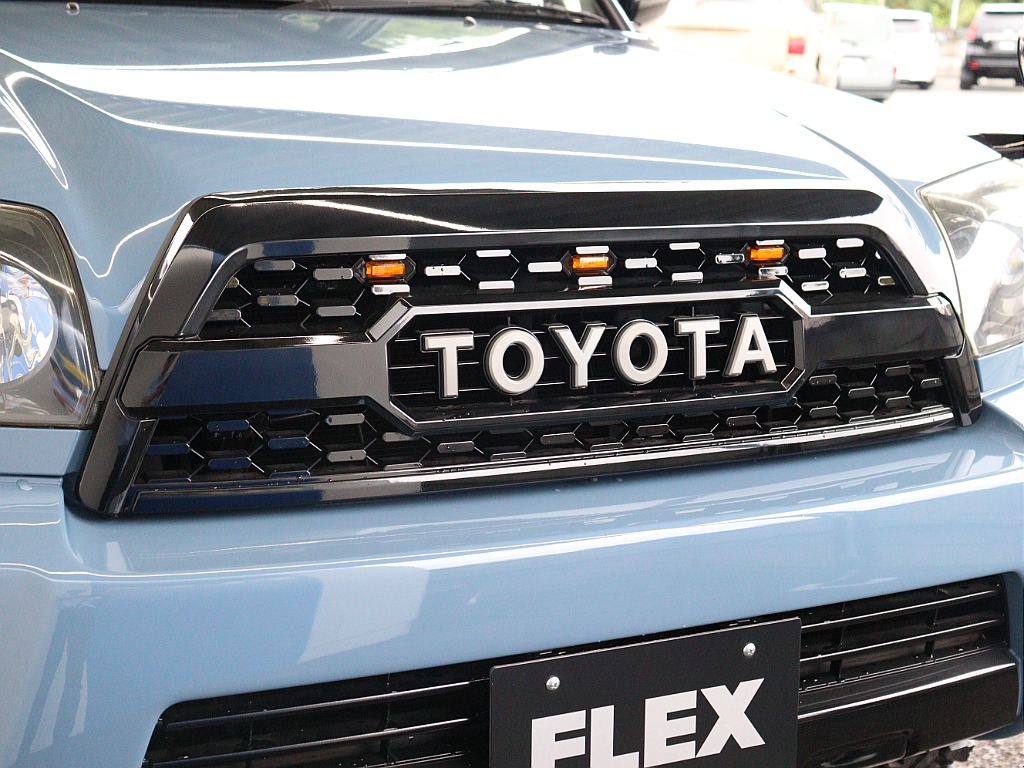 TOYOTA文字を強調する立体的な横スリッドデザインのタコマ風グリルをインストール！