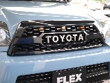TOYOTA文字を強調する立体的な横スリッドデザインのタコマ風グリルをインストール！