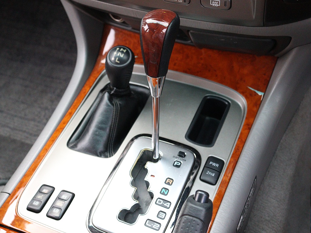 ウッドシフトノブ装備！