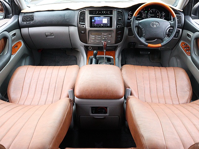 グレー内装で落ち着いた雰囲気となっております！