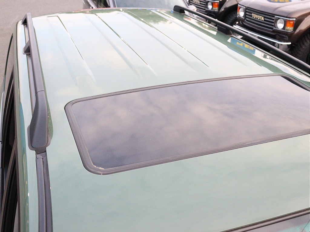 嬉しいサンルーフ付き！