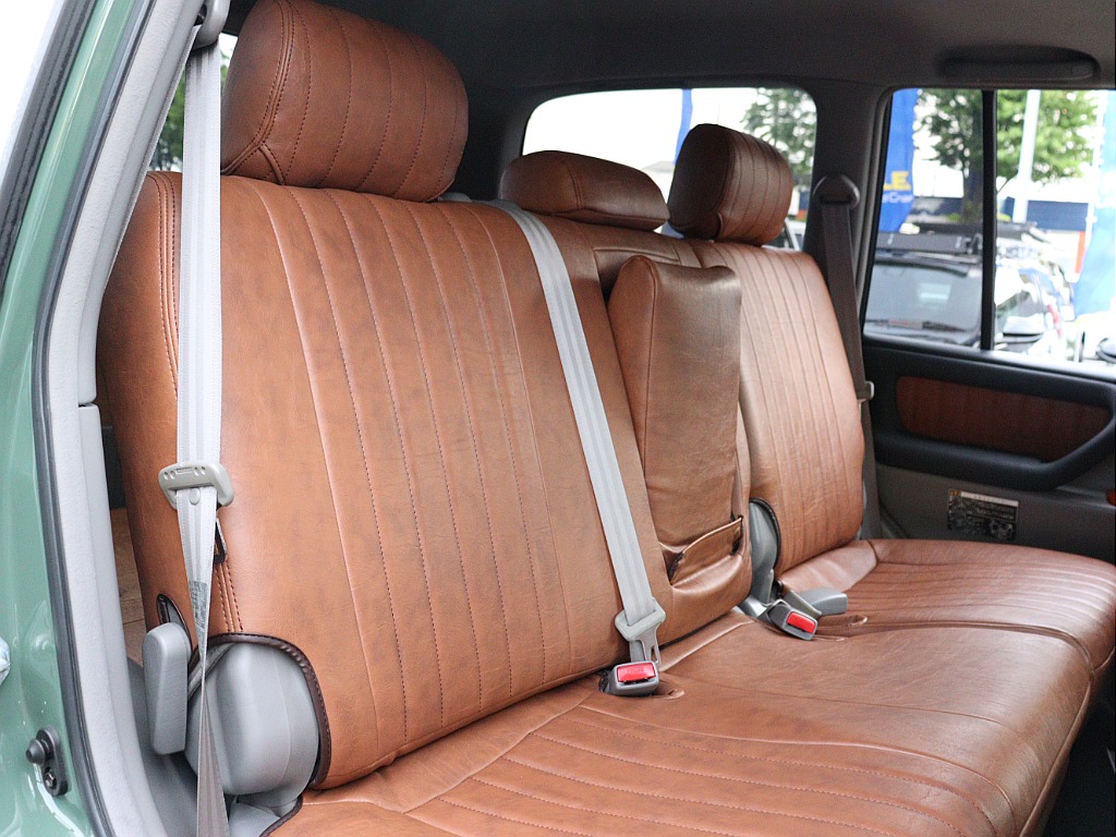 セカンドシートは成人男性2名が乗ってもゆとりのある空間になります！