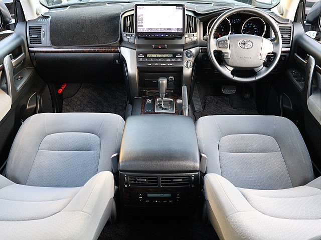 落ち着いた印象のグレー内装！