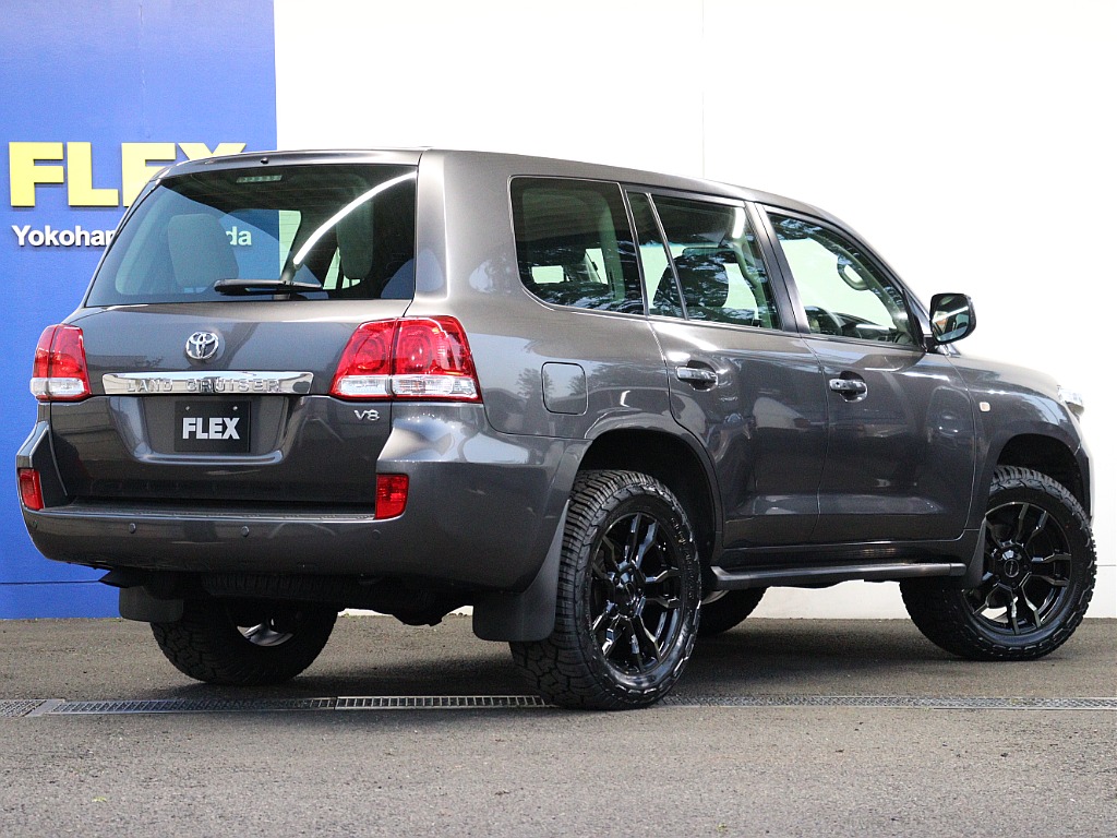 大迫力のリアビュー！ きらりと光るV8エンブレムが素敵です♪