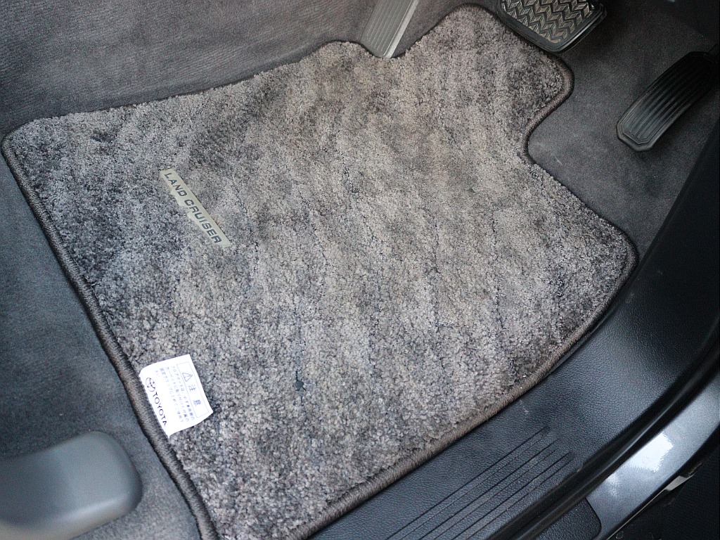 純正フロアマットも綺麗な状態です！