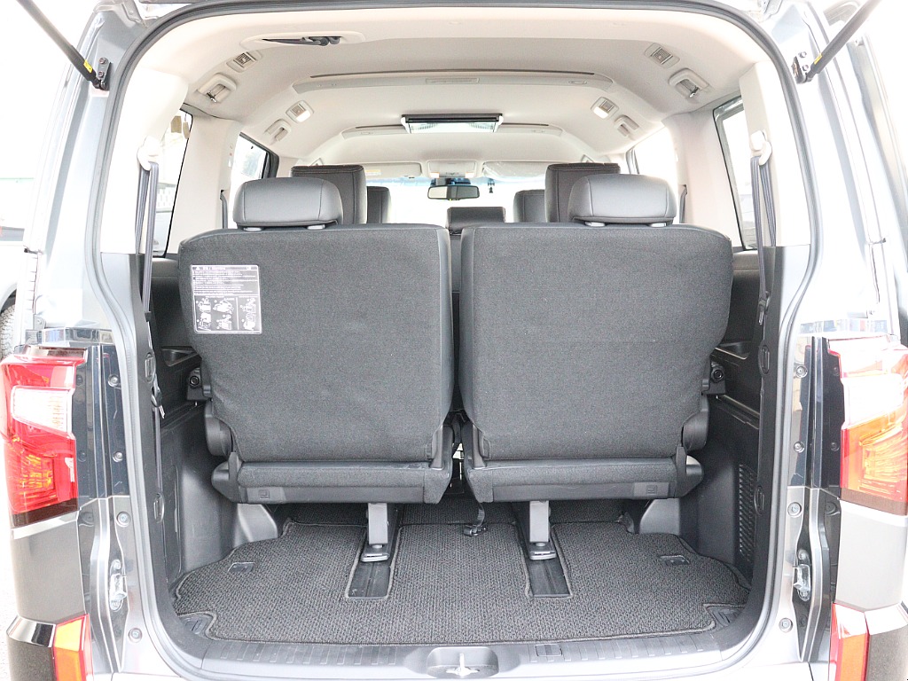 ラゲッジルームになります☆シートのスライドも可能で、広さと使い易さを兼ね備えております♪