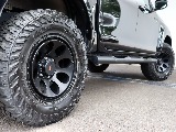 多数カスタム施工済みの車両となり、無骨な足元になります！