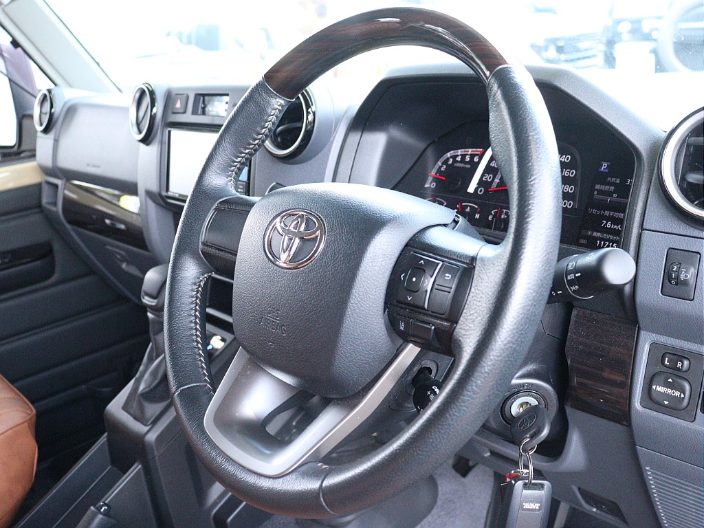 ウッドコンビステアリング！無骨なお車ですがオシャレな内装です！