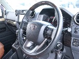 ウッドコンビステアリング！無骨なお車ですがオシャレな内装です！