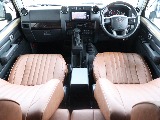 シートカバーやウッドパネル等、カスタムが施された１台です。