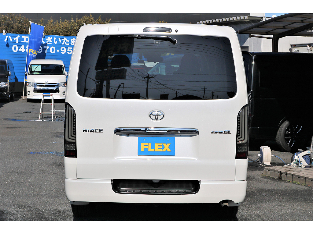 人気のＬＥＤテールランプやＬＥＤハイマウントランプはカスタム済みです☆